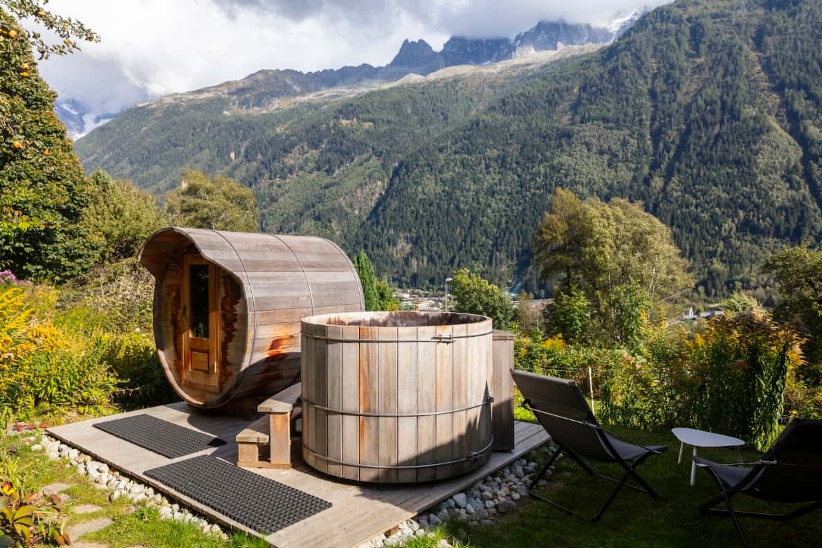 Le jardin et le bain nordique de l'Auberge du Bois Prin à Chamonix, face au massif