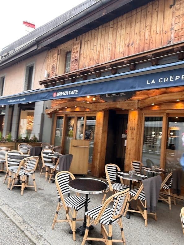 La devanture du Breizh Café à Chamonix et sa terrasse, rue du Docteur Paccard