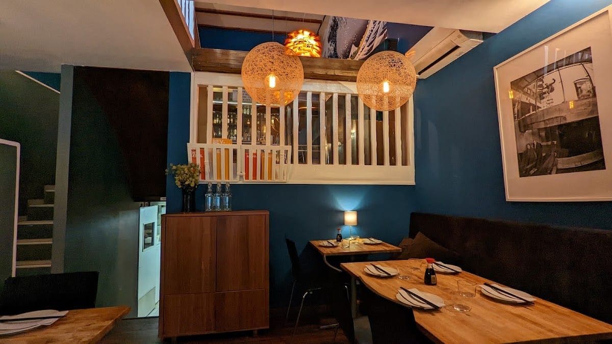 La salle du Munchie à Chamonix, ses murs bleus et ses suspensions en osier