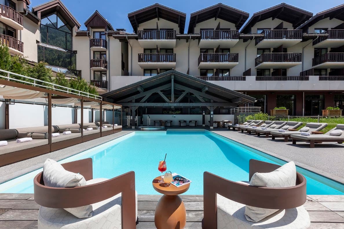 La piscine extérieure de l'hôtel Les Aiglons à Chamonix, devant les balcons de bois