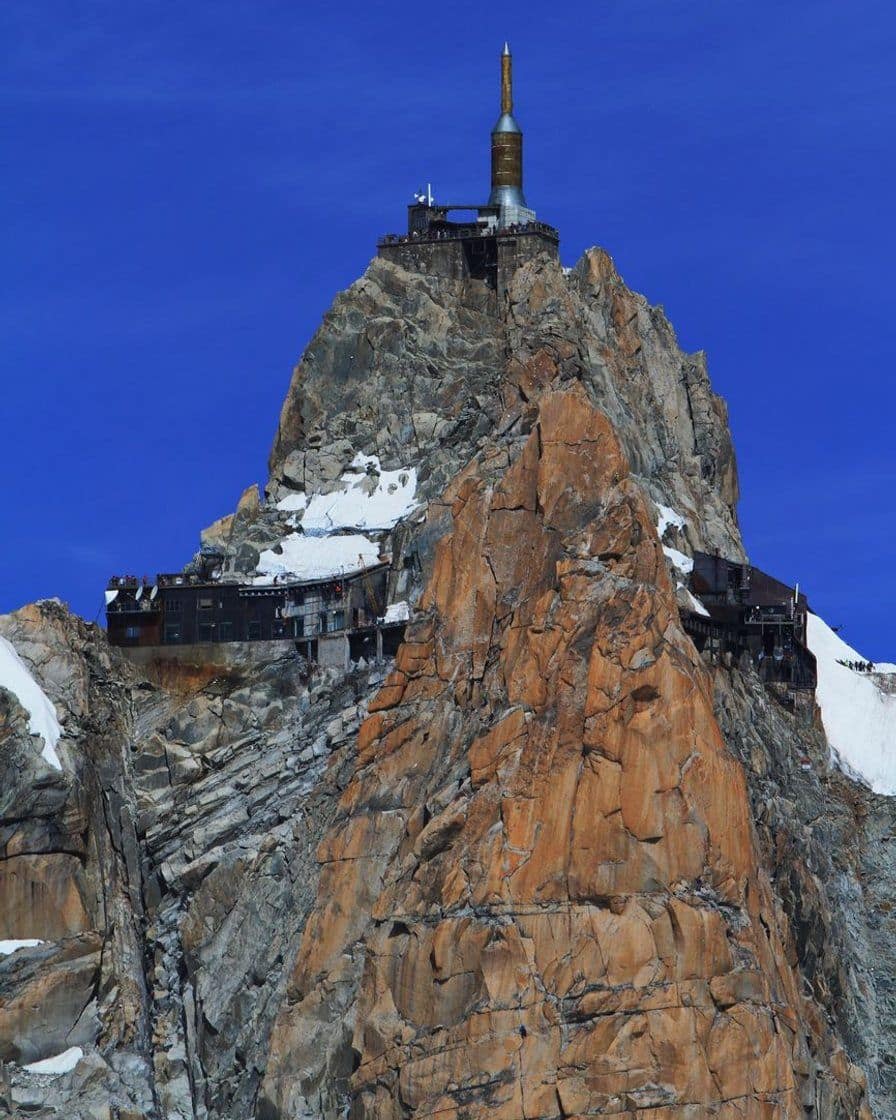 La station sommitale de l'Aiguille du Midi sur son piton de granit, sous un ciel bleu