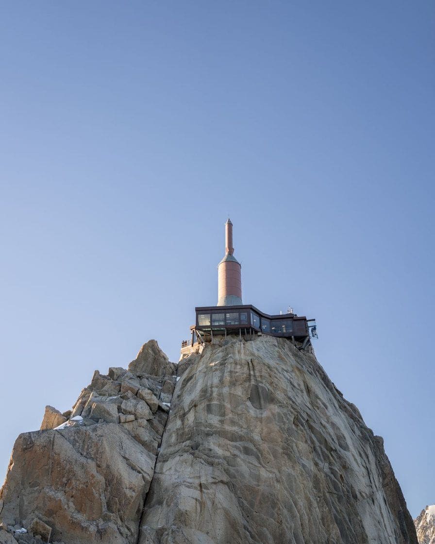 La station sommitale de l'Aiguille du Midi sur son piton rocheux, sous le ciel bleu d'été