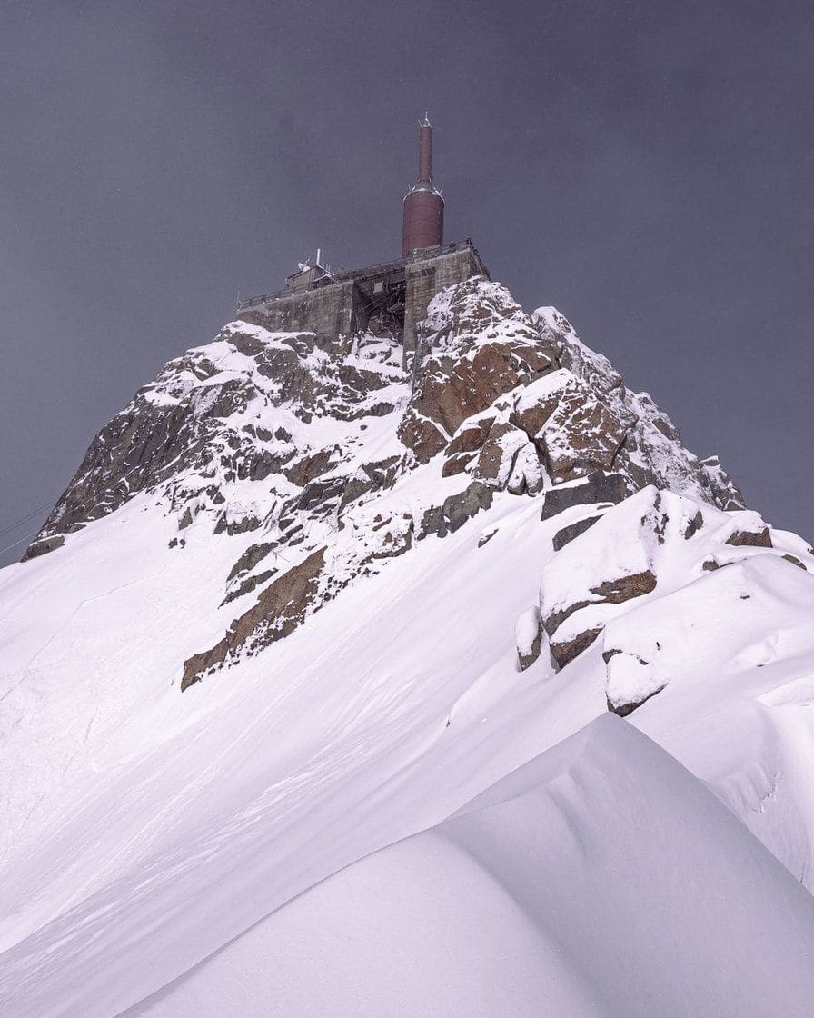 Arête de neige au sommet de l'Aiguille du Midi en hiver