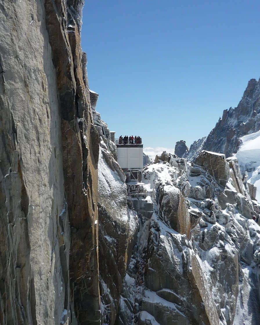 Les terrasses de la station du sommet de l'Aiguille du Midi, accrochées au rocher au-dessus des glaciers
