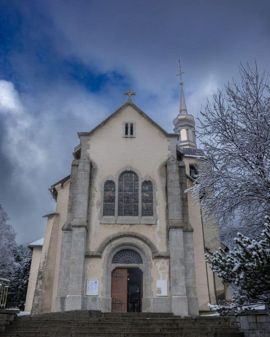 L'église Saint-Michel de Chamonix sous la neige, ciel d'hiver chargé