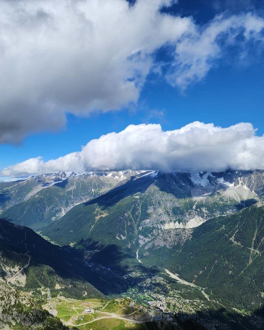 La vallée de Chamonix verdoyante vue d'en haut, nuages sur les sommets en été