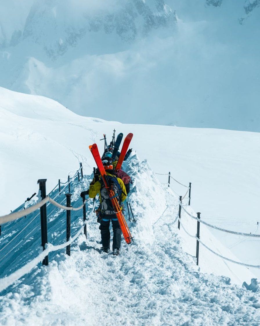 Skieurs devant la télécabine du Brévent à Chamonix, un matin d'hiver