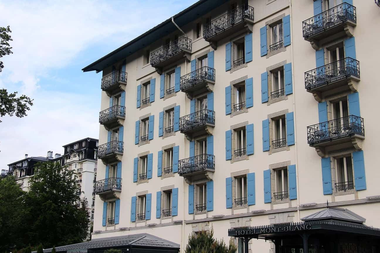 Façade de l'Hôtel Mont-Blanc dans le centre de Chamonix, balcons de fer forgé et volets bleus