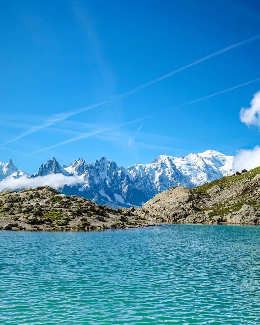 Le lac Blanc aux eaux turquoise, chaîne du Mont-Blanc enneigée en face