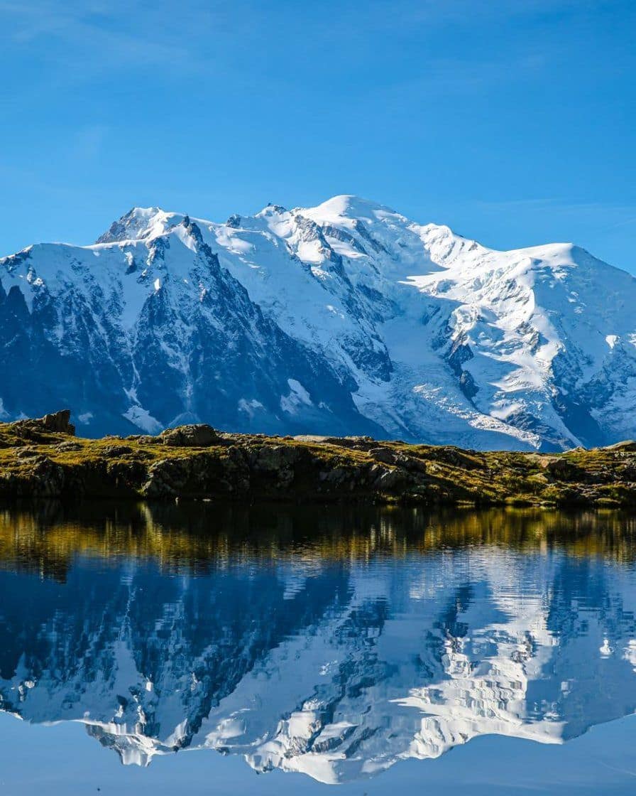 Le lac Blanc au-dessus de Chamonix, avec le reflet du massif du Mont-Blanc dans l'eau