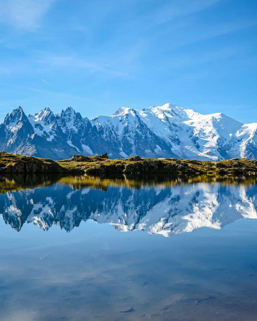 Les aiguilles du massif du Mont-Blanc reflétées dans un lac d'altitude