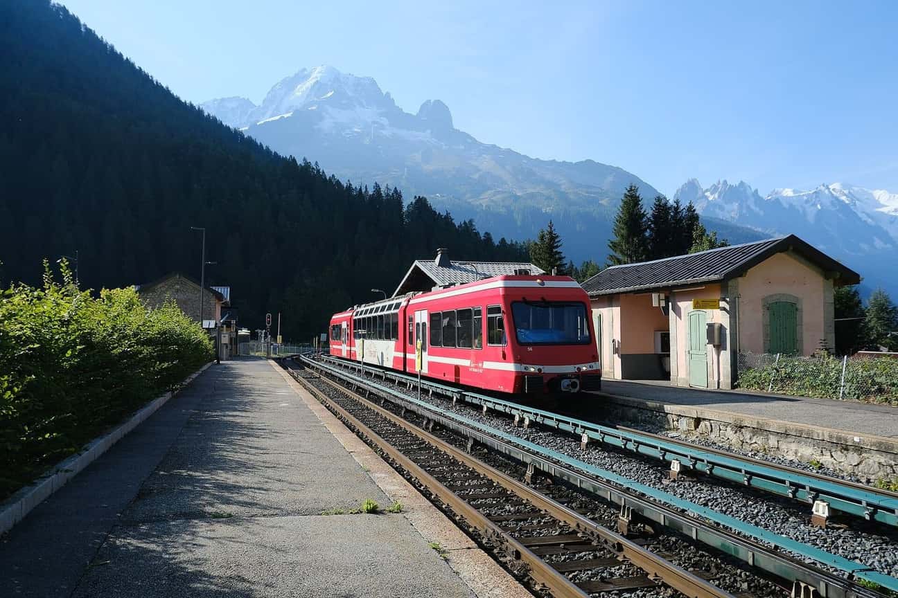 Le Mont-Blanc Express en gare de Montroc, au-dessus d'Argentière, aiguilles enneigées au fond de la vallée