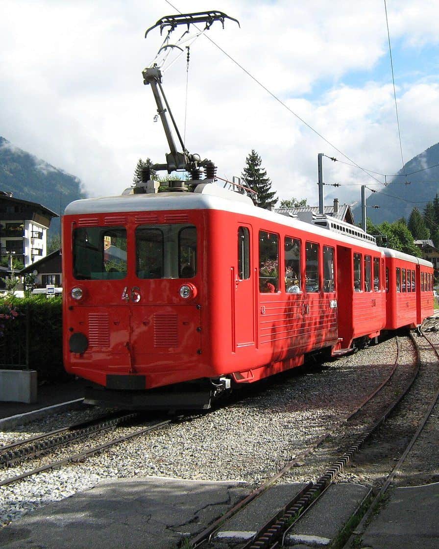 Le train rouge à crémaillère du Montenvers en gare de Chamonix, avant la montée vers la Mer de Glace