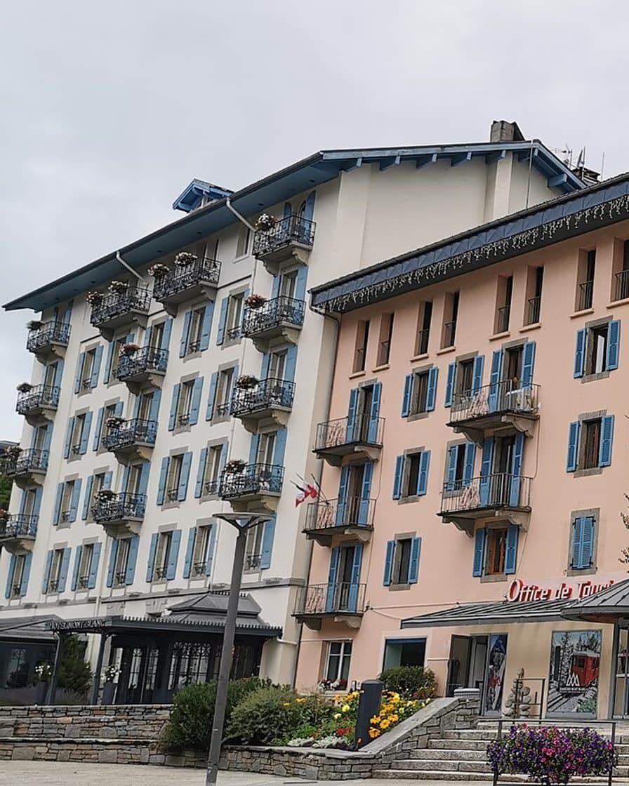 Bâtiment de l'office de tourisme de Chamonix, place du Triangle de l'Amitié, un jour d'été