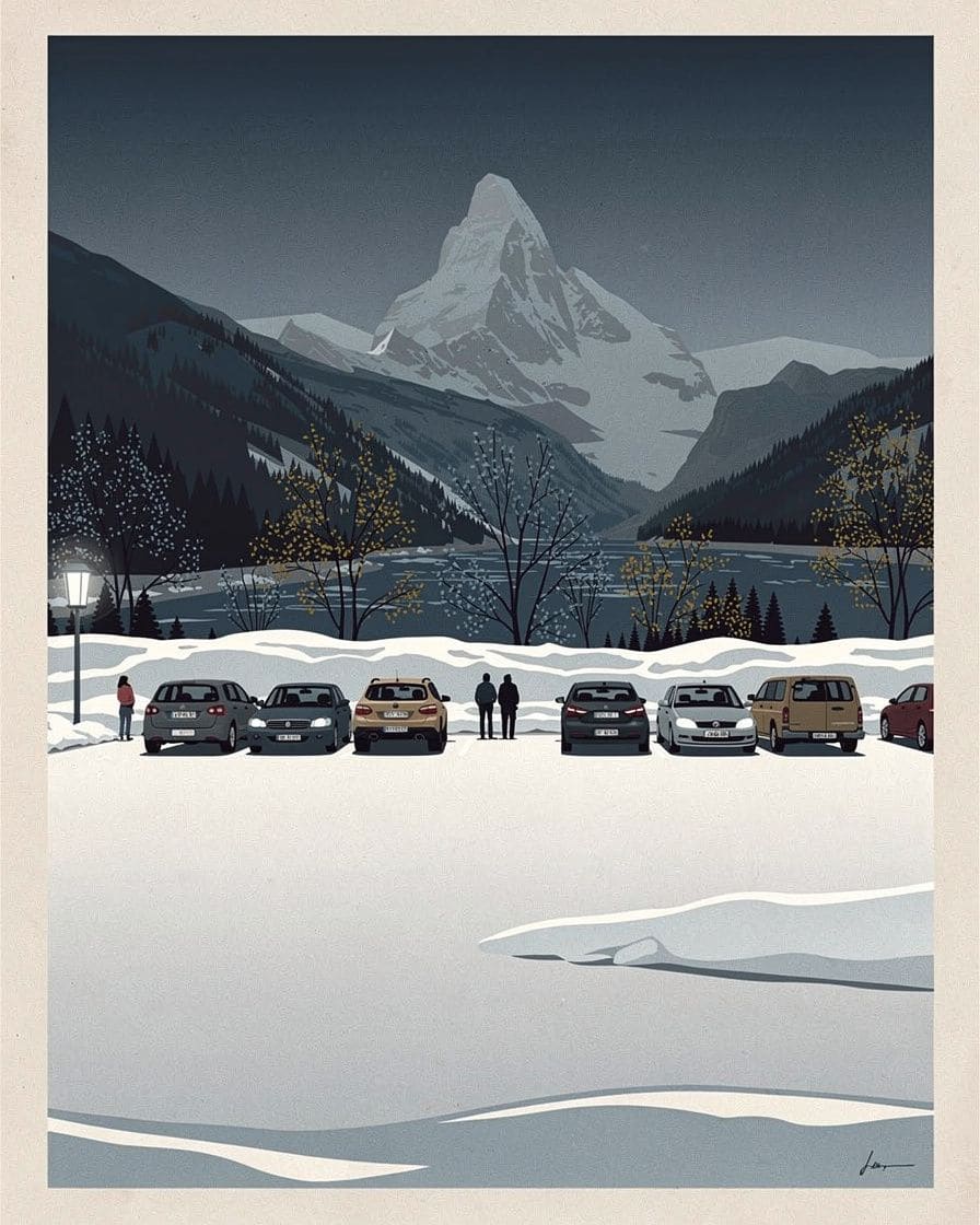 Illustration&nbsp;: Parking de surface à l'entrée de Chamonix en hiver, voitures alignées entre les talus de neige, aiguilles du massif du Mont-Blanc au fond