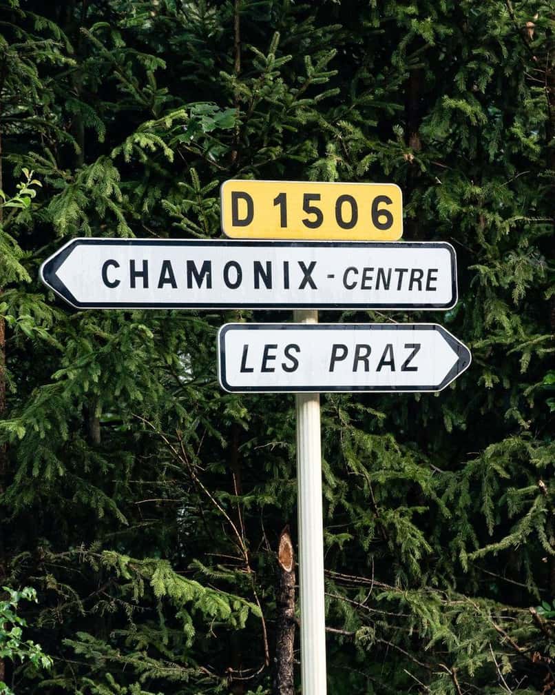 Panneaux routiers vers Chamonix centre et Les Praz sur la D1506, devant la forêt