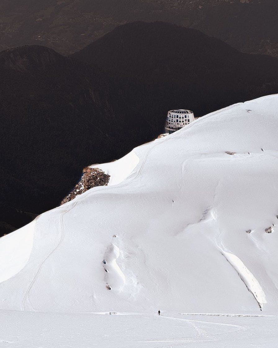 Refuge de montagne isolé sur une pente enneigée du massif