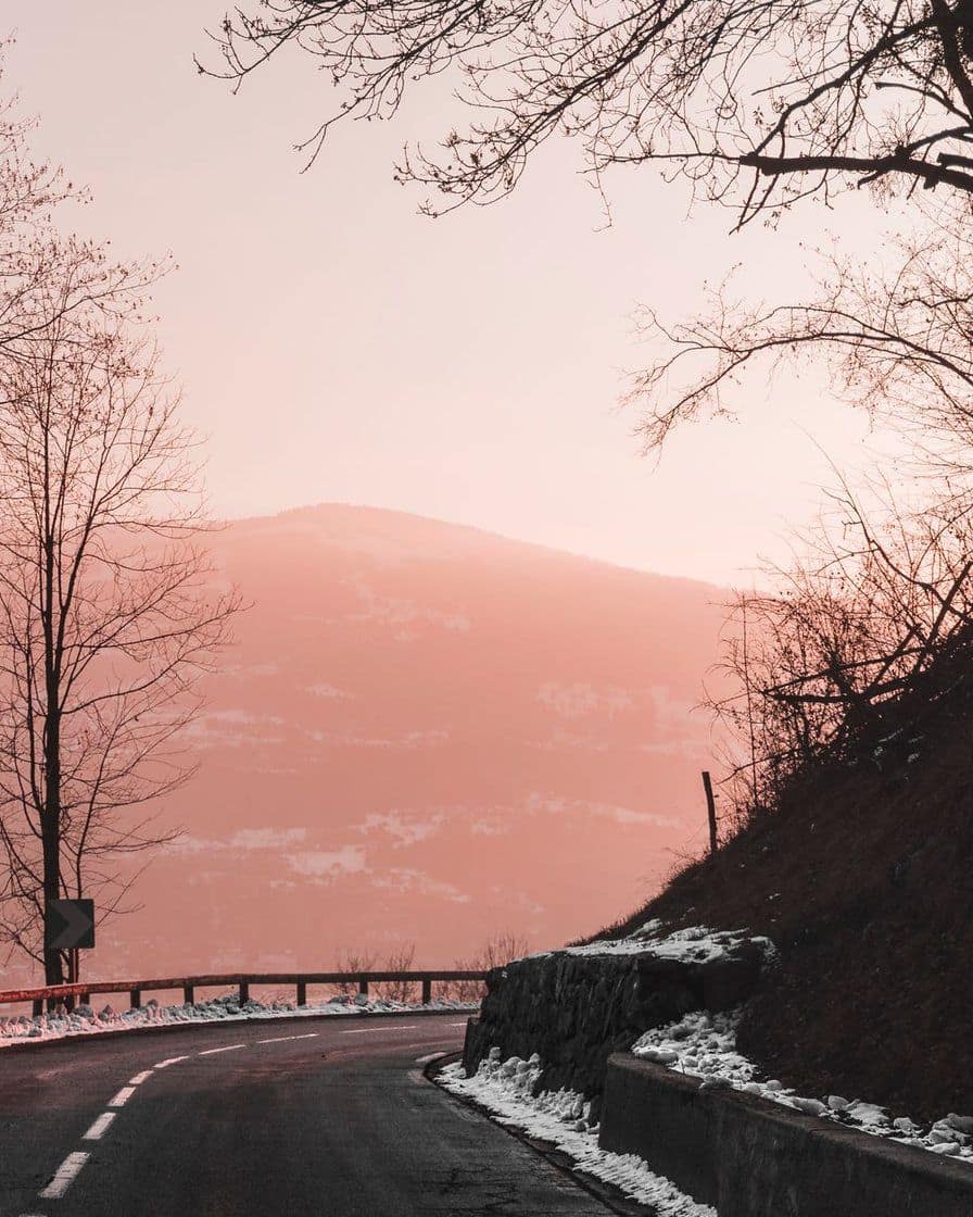 Route de montagne bordée de neige au coucher du soleil, dans la vallée de Chamonix