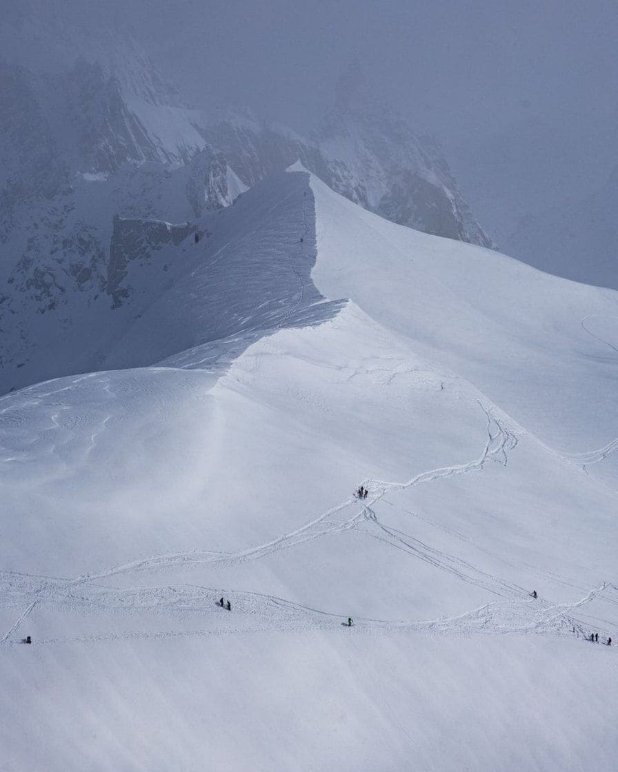 Traces de ski sur une pente vierge enneigée au-dessus de la vallée de Chamonix
