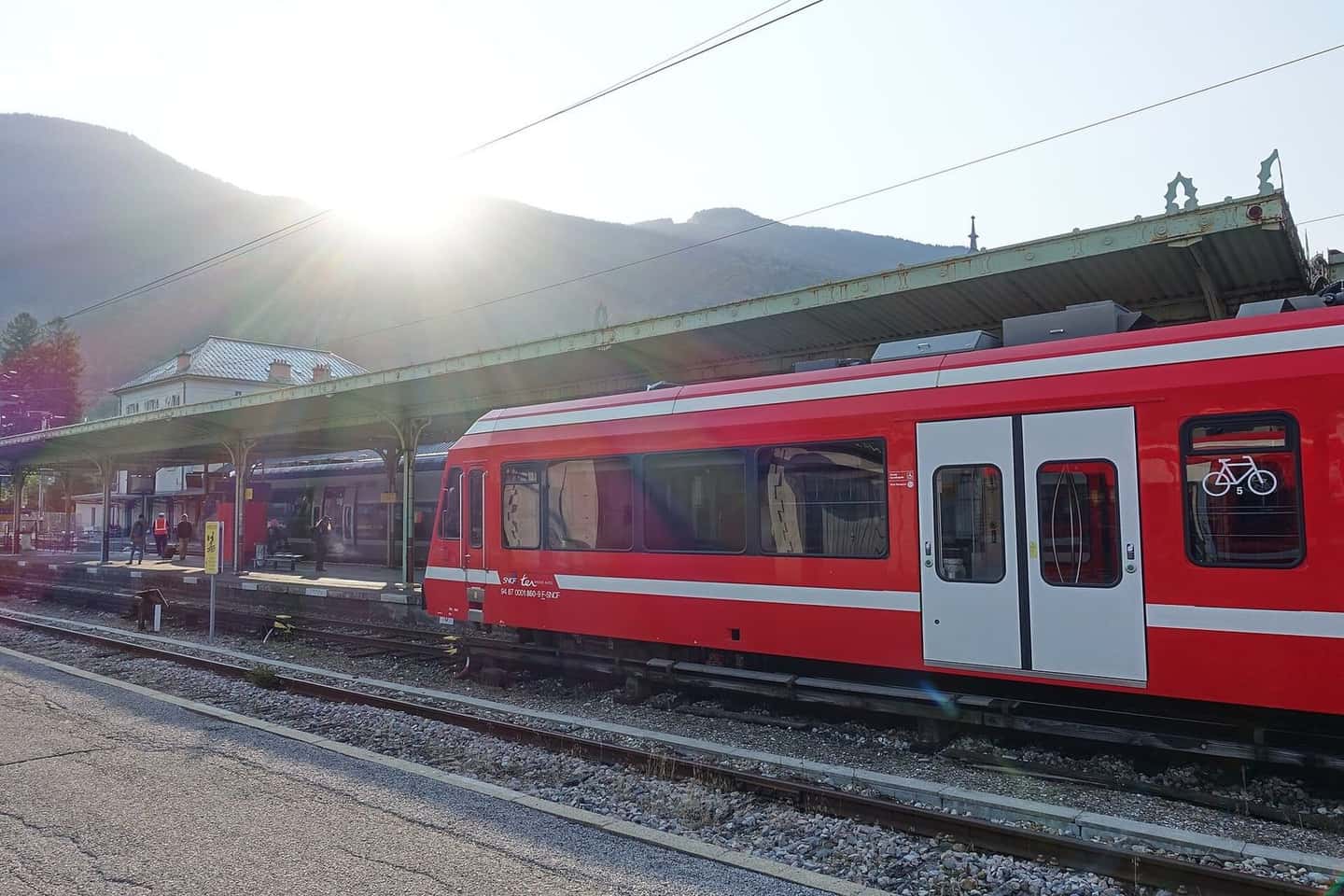 Rame du Mont-Blanc Express à quai en gare de Saint-Gervais-les-Bains-Le Fayet, prête à partir vers Chamonix