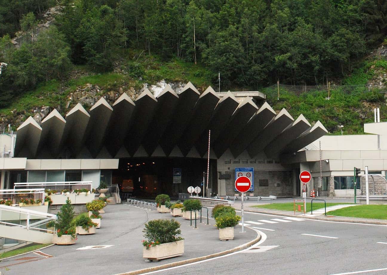 Entrée du tunnel du Mont-Blanc côté français, sa marquise de béton en dents de scie au pied de la forêt